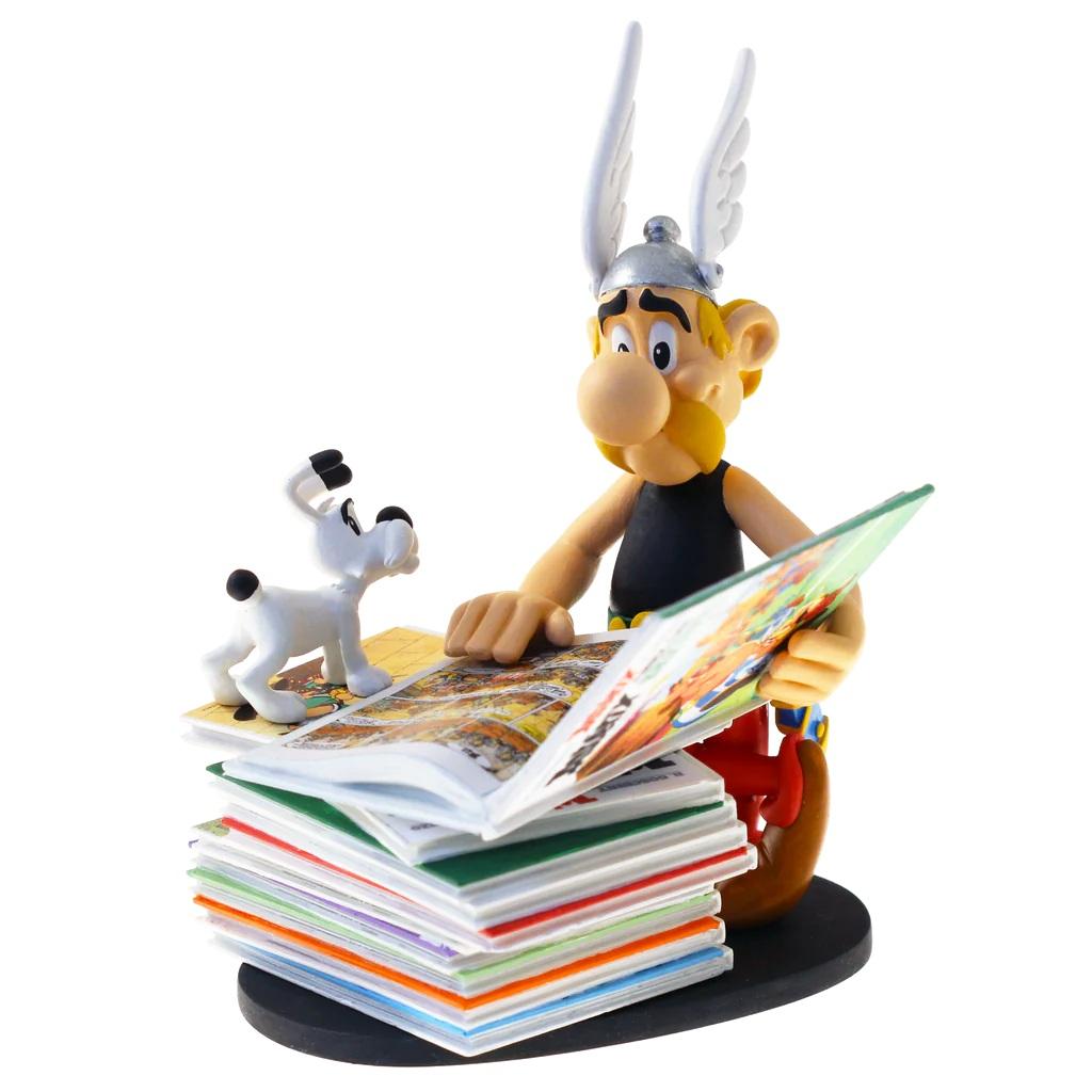 Précommande : ASTERIX & OBELIX - Asterix regardant une pile de BD - figurine 22.5cm