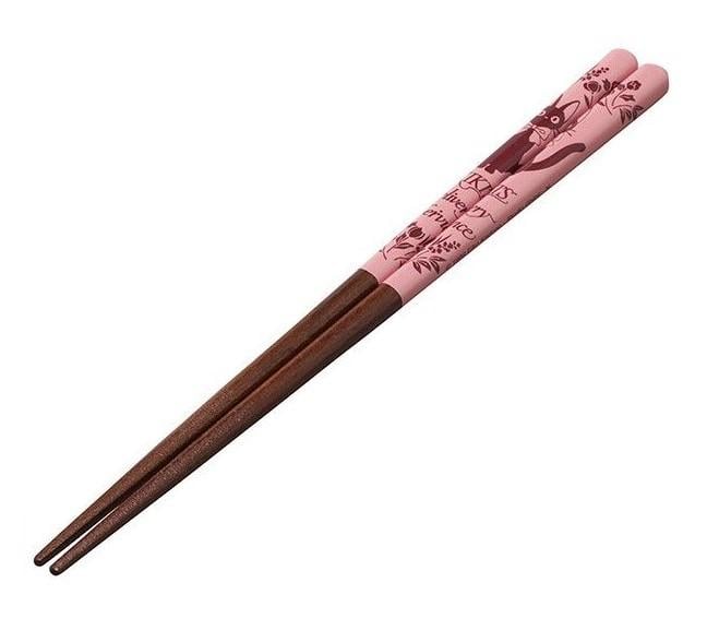 Précommande : KIKI LA PETITE SORCIERE - Esquisses rose - baguettes Laquées 21cm